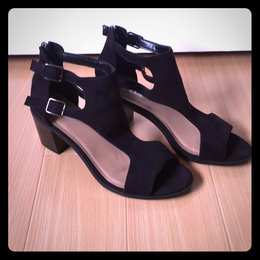 Chic block heel cut out shoes sz10👡